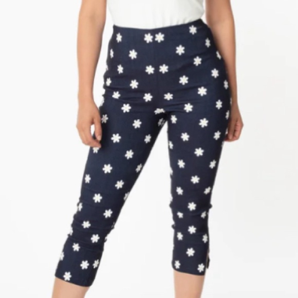 Unique vintage daisy capris